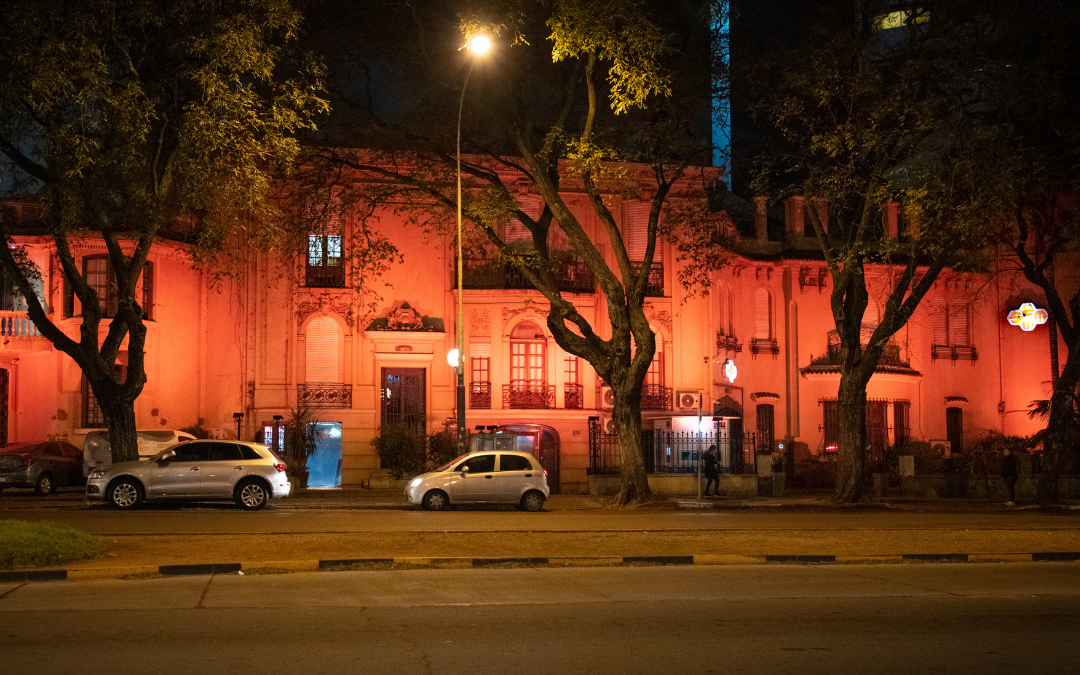 ¿Por qué SEMM iluminó su fachada de color naranja?